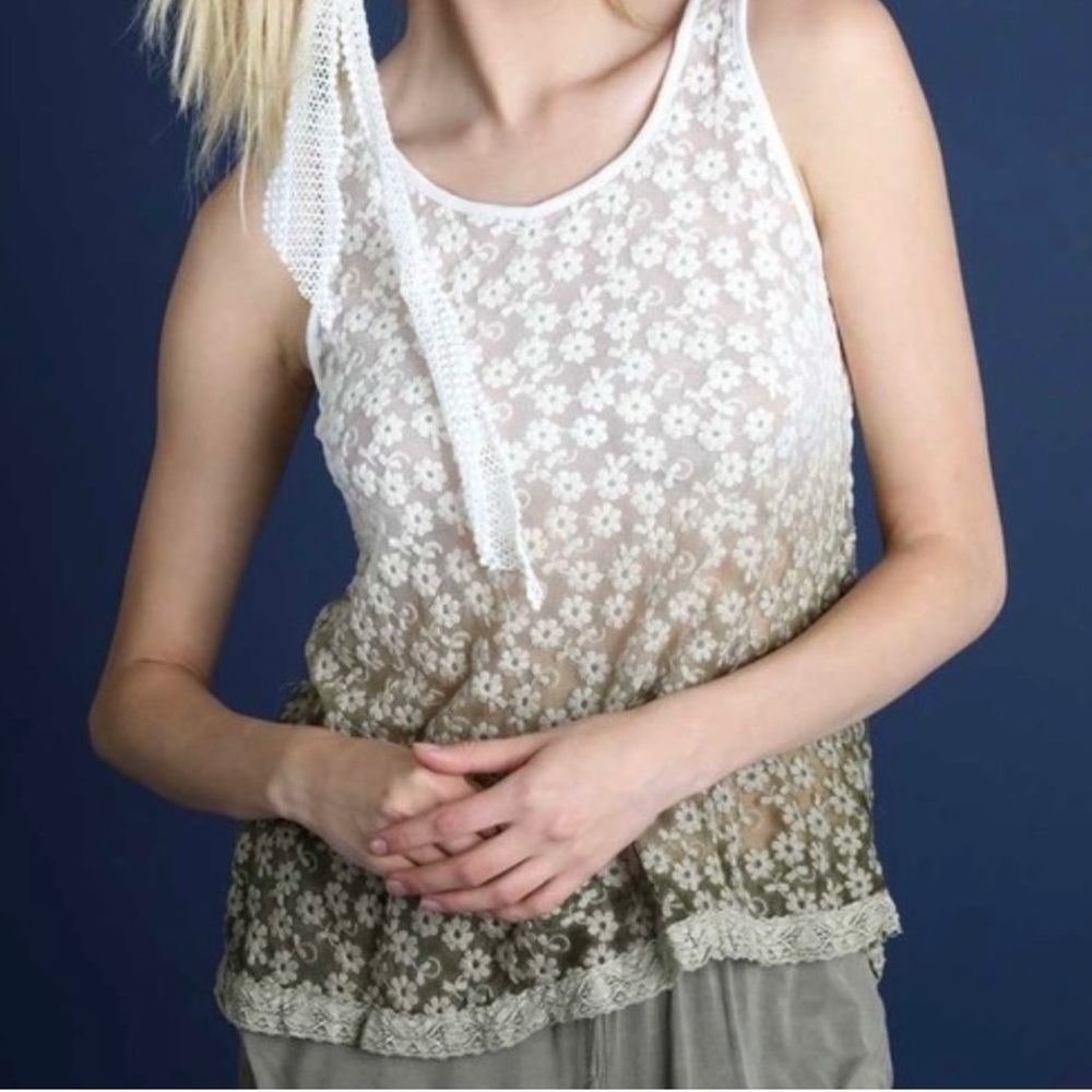 POL Floral Lace Top Ombre Creme to Olive - Picture 2 of 4